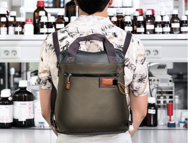 Bag convertible into backpack in gray lifestyle